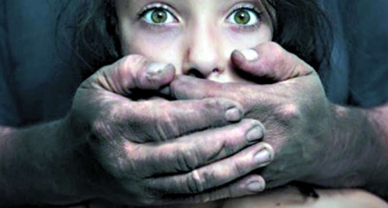 عائلته تتبرأ منه.. أب يتجرد من الإنسانية ويغتصب بناته