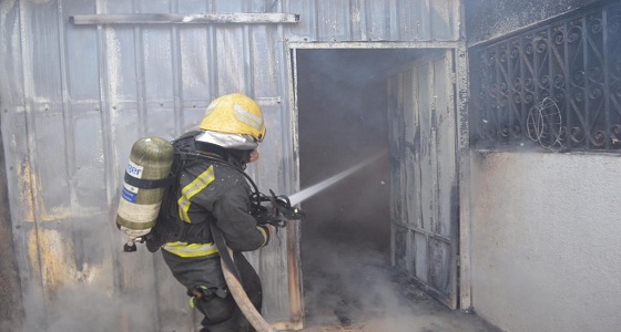 بالصور.. إخلاء عائلة من حريق منزل بتبوك