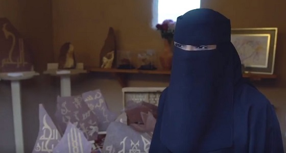 بالفيديو.. خطاطة سعودية تختار النقش على الصخور بشتاء طنطورة لإبراز معالم العلا