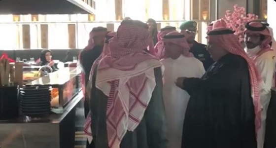 بعيدًا عن الرسميات.. الجبير وخالد بن أحمد في جولة بالرياض (فيديو)