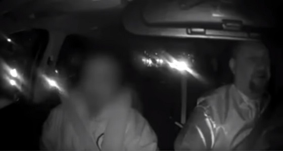 بالفيديو.. لحظة محاولة راكب السيطرةَعلى سيارة بدل السائق