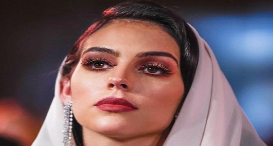 بالصور.. صديقة رونالدو بالقفطان المغربي والحجاب في دبي