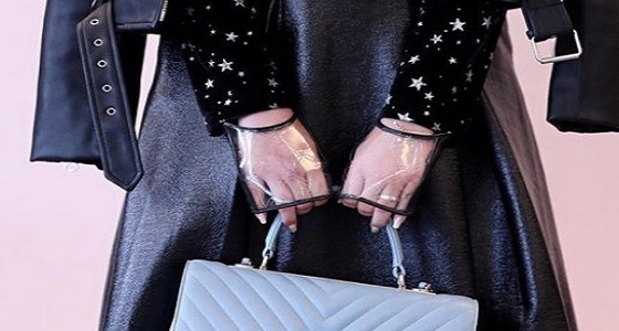 بالصور.. سخرية حادة لفنانة خليجية لترويجها قفازات بلاستيكية بسعر خيالي