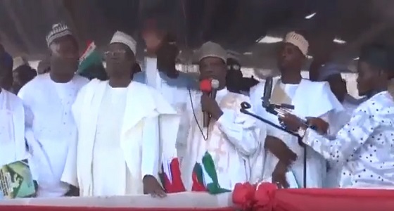 بالفيديو.. حقيقة سقوط الرئيس التشادي من على منصة أثناء إلقاء خطاب لشعبه