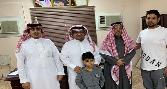 بالصور.. معلمان يسهمان في إنقاذ حياة طالب ووالده يكرمهما بطريقته