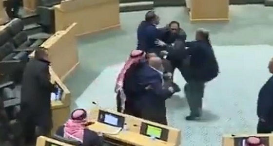 بالفيديو.. نائب أردني يدخل في مشاجرة بعدما كان يدعو لاحترام الرأي الآخر
