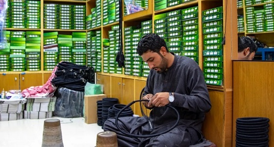 بالصور.. باكستاني يترك وظيفته من أجل صناعة ” عقال ” السعوديين