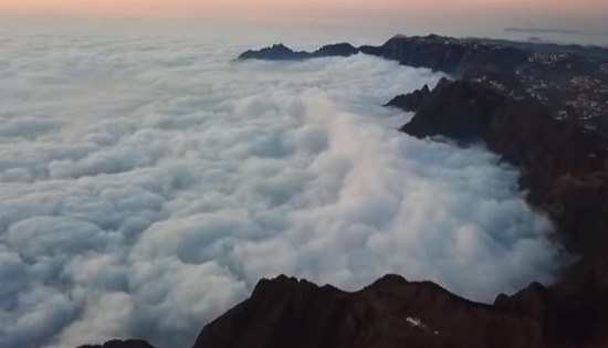 بالفيديو.. مناظر خلابة للسحب بعسير