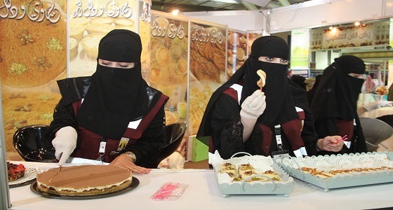 بسبب الرواتب المغرية.. محلات الحلويات محط جذب للشابات السعوديات