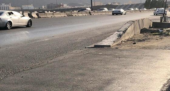 رصيف مرتفع يهدد حياة المواطنين على طريق حيوي في مكة