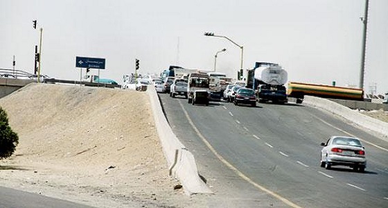 كثافة مرورية على طريق الحرمين بعد إصطدام 4 شاحنات