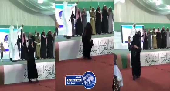 بالفيديو.. مُسنة تتفاعل مع &#8221; الـعرضه &#8221; وتلقي &#8221; عباءتها &#8221; على الفرقة في الجنادرية