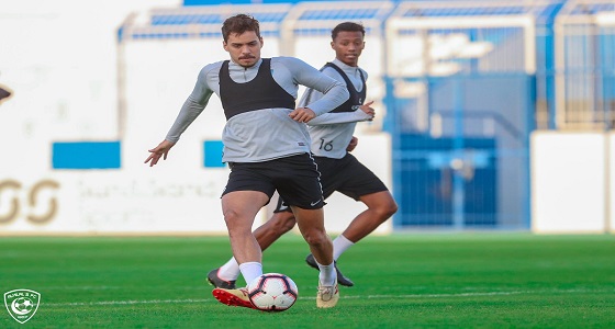 بالصور.. الهلال يواصل تدريباته لمواجهة الرائد
