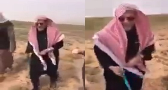 بالفيديو.. إمام الحرم المكي يُشارك في جمع الفقع في إحدى المزارع