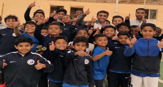 محمد الشلهوب معلقا على صورته بصحبة لاعبين ناشئين: ” تراني موجود معهم ” 