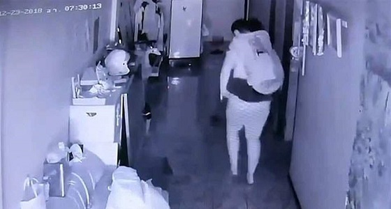 بالفيديو.. امرأة تحمل زوجها على ظهرها كالأطفال فما السبب؟