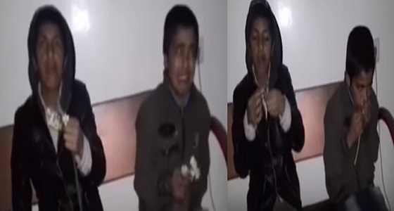 بالفيديو.. في انتهاك لحقوق الطفل.. إجبار طفلين على أكل ورد كانا يبيعانه بإيران