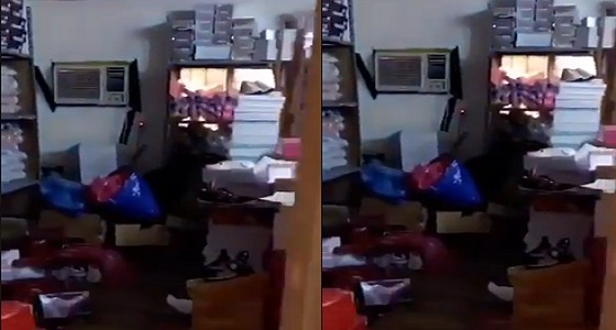 بالفيديو.. مداهمة مستودع تستغله عمالة مخالفة في غش الأحذية بجدة