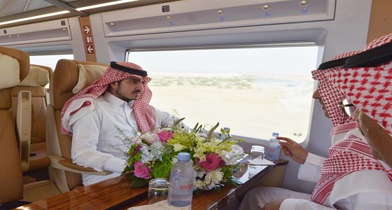 بالصور.. نائب أمير مكة يستقل قطار الحرمين الشريفين