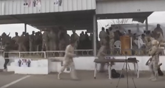 بالفيديو..لحظة هجوم طائرة حوثية على عرض عسكري للجيش اليمني