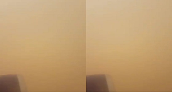 بالفيديو.. طائرة تهبط وسط الغبار بمطار الدمام