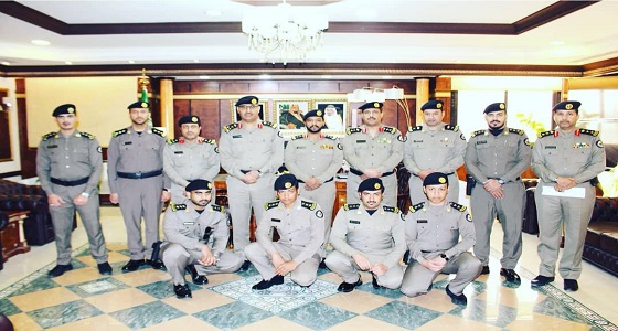 بالصور.. مدير شرطة تبوك يقلد عددا من الضباط رتبهم الجديدة