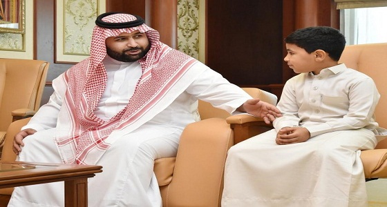 نائب أمير جازان يواسي ابن الشهيد ” مجرد ” : أنت بطل مثل والدك