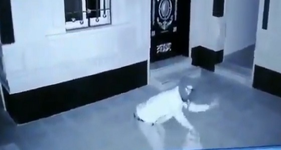فيديو طريف لسارق يؤدي رقصة استعراضية قبل الخروج من الشقة