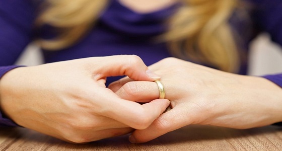 امرأة عن دعوى خلع زوجها: وشه مليان حبوب