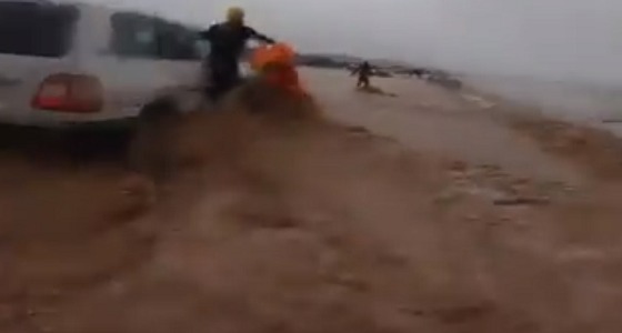 بالفيديو.. لحظة إنقاذ عائله جرفتها السيول في تبوك