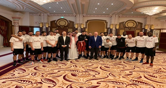 بالصور.. رئيس الهيئة العامة للرياضة يزور مقر إقامة ” ميلان ” بجدة