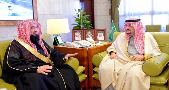بالصور.. أمير الرياض يستقبل أمين عام جمعية البر الخيرية بالمنطقة