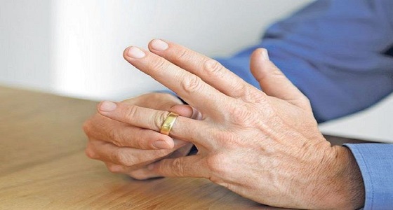 زوج يطلب تطليق زوجته: تصرف 9 آلاف جنيه شهريا