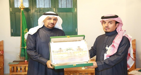 بالصور.. ربيع الشريف يقدم أطقم ذهب لزوار جناح الخرج في مهرجان الجنادرية