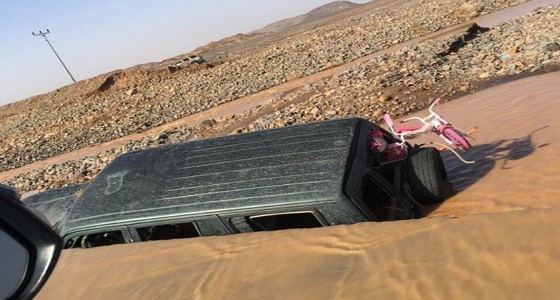 بالصور.. مواطنون يعرضون حياتهم للخطر في تبوك