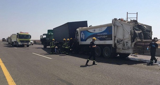 اصطدام شاحنتين وتسرب وقود إحداهما على طريق الحرمين
