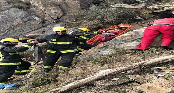 بالصور.. سقوط شيول من منحدر وعر وإصابة قائده في الباحة