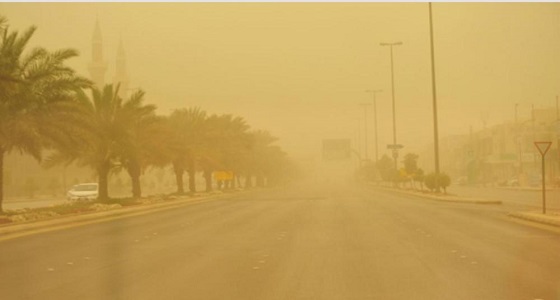تحذير لمرتادي الطرق في جدة من تدني الرؤية بسبب الرياح