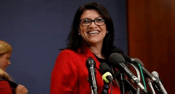 بالصورة.. نائبة بالكونجرس تستبدل اسم إسرائيل بفلسطين على خريطة مكتبها