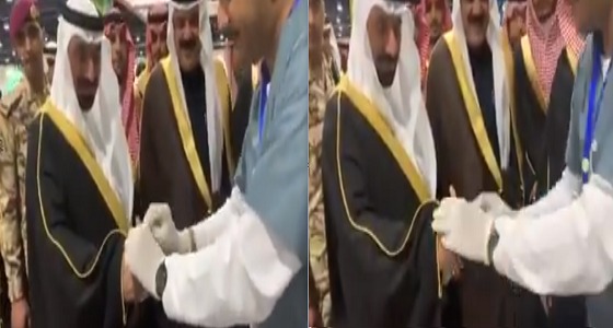 بالفيديو..أمير نجران يجري تحليل السكر ويمازح الممرض