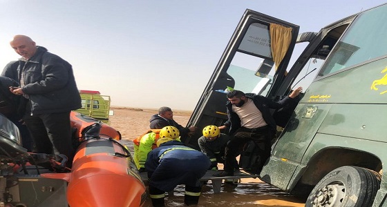 بالصور.. مدني تيماء ينقذ 15 راكبا احتجزتهم مياه الأمطار