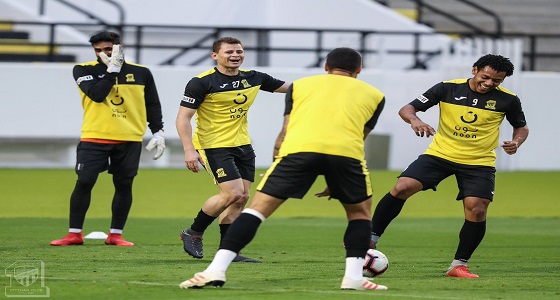 بالصور.. ” الاتحاد ” يختتم تحضيراته استعدادًا لملاقاة ” الشباب ” غدًا.. ويحتفل بميلاد ” الأحمدي “