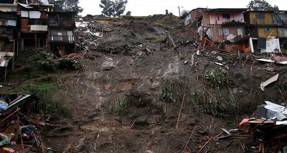 مصرع شخصين وفقدان العشرات إثر انهيارات أرضية في إندونيسيا