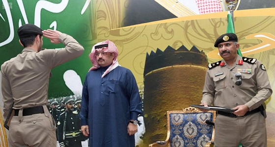 بالصور.. أمير عسير يُكَرّم عددا من أفراد شرطة المنطقة لضبطهم قضية مخدرات