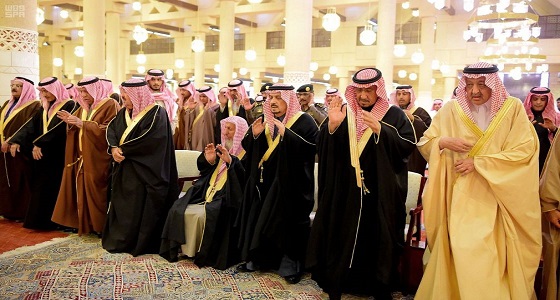 أمير الرياض يؤدي صلاة الميت على الأمير عبدالله بن فيصل بن تركي ( الأول ) &#8211; رحمه الله &#8211;