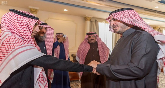 بالصور.. أمير الجوف يكرّم الشاب الزيدان لإسهامه في العثور على طفل فقد أثناء التنزه