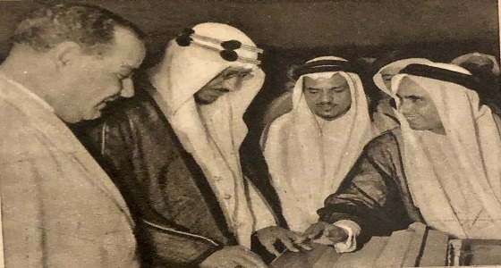 صور نادرة للملك سعود بن عبدالعزيز أثناء ضغطه على مفتاح كهربائي لإضاءة المسجد الحرام