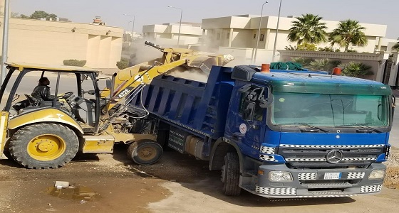 120 شاحنة ترفع مخلفات في أحياء شمال الرياض