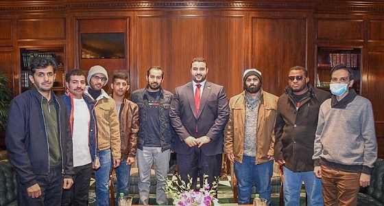 الأمير خالد بن سلمان يلتقي بمصابين ميدان الشرف ويوجه لهم رسالة