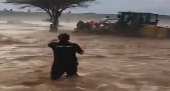 بالفيديو.. وفاة شخص إثر سيول العلا